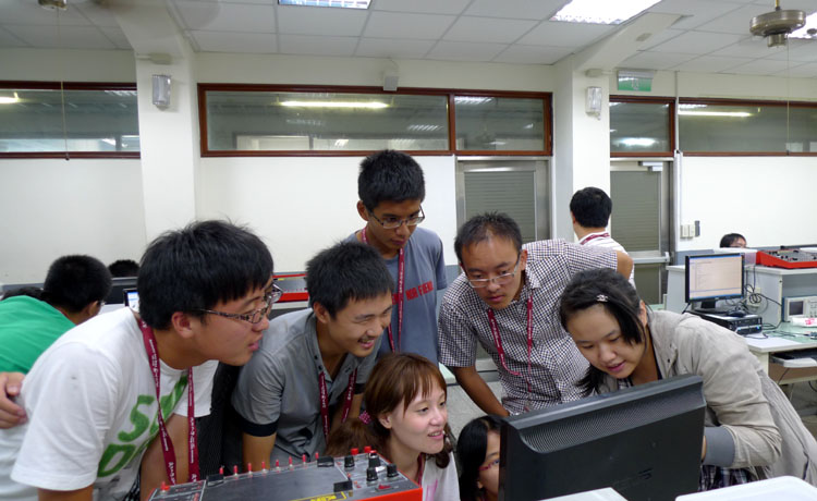 六合彩結果
學生與逢甲大學學生探討手動實驗