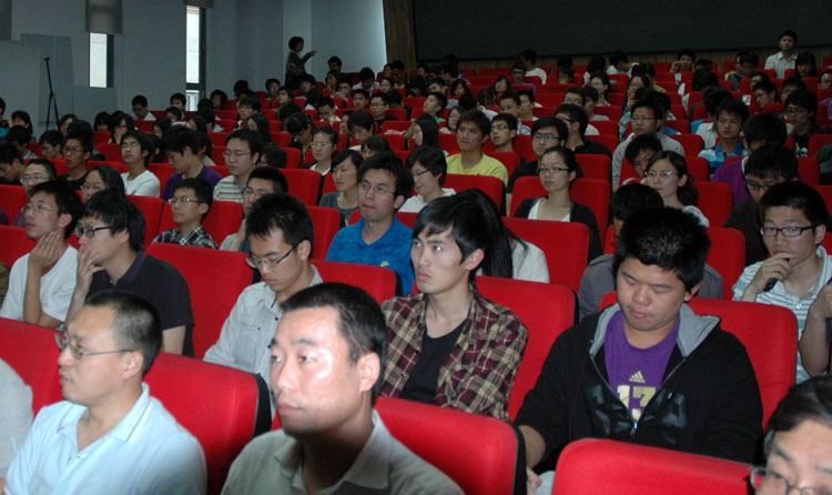 師生們聆聽報告