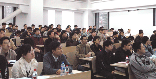 “開學典禮上的工程碩士研究生