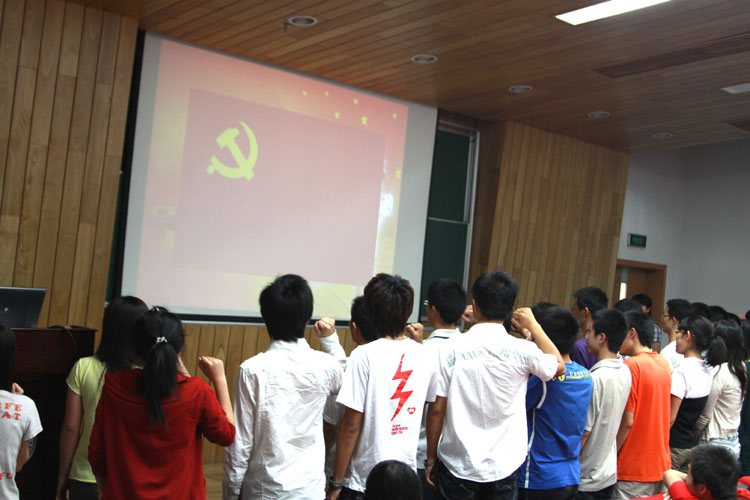 86名新黨員面向黨旗莊嚴宣誓