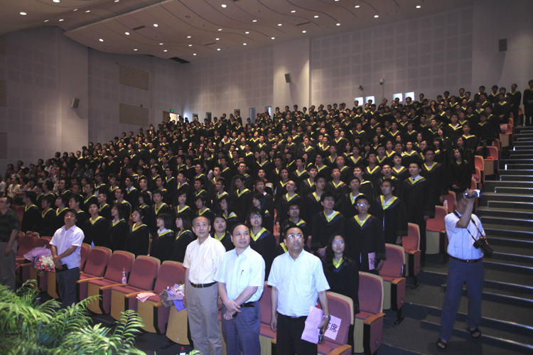 畢業生與老師同唱同濟大學校歌