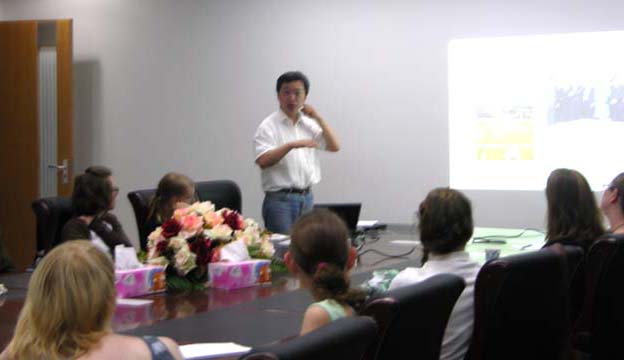 劉副院長向丹麥朋友介紹情況