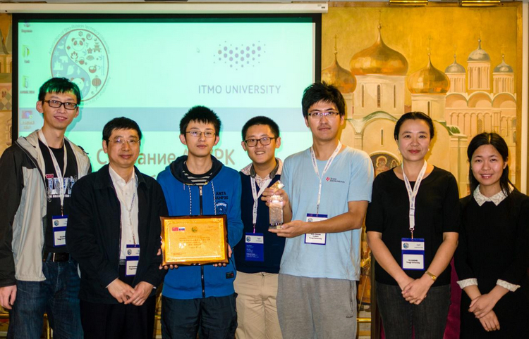 校長助理吳廣明與參賽隊員和老師合影