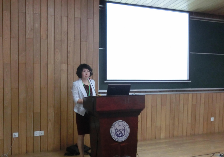 Yiyu Yao教授報告合作者助理教授王睿智做大會報告