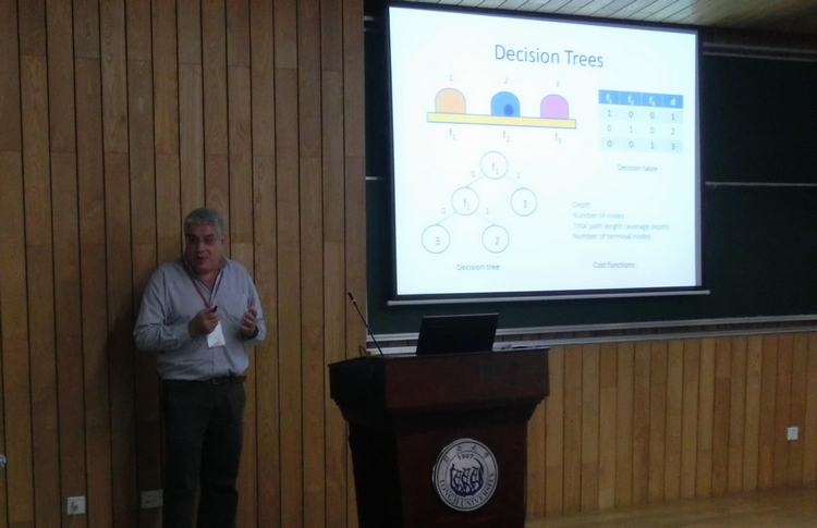 Mikhail Moshkov教授做大會報告