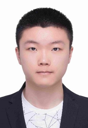 穿著西裝的男孩描述已自動生成