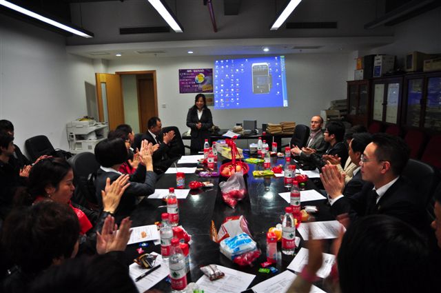 副教授李玲玲向企業家匯報