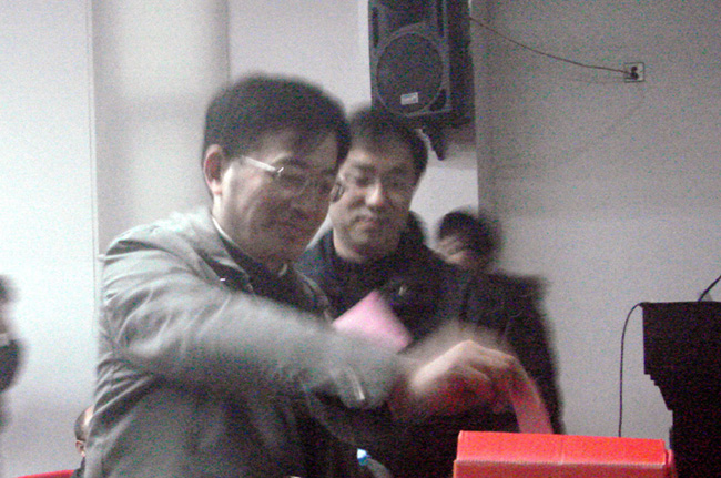 黨員進行投票選舉