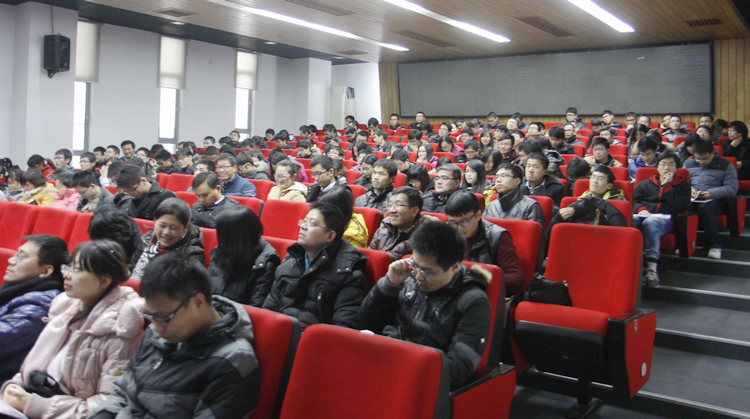 與會師生觀看短片