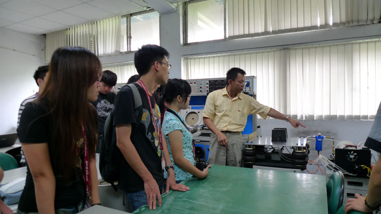 逢甲大學自控系系主任講解實驗原理