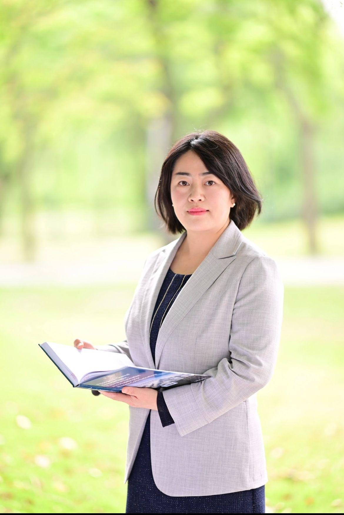 穿黑色衣服的女人在草地上描述已自動生成