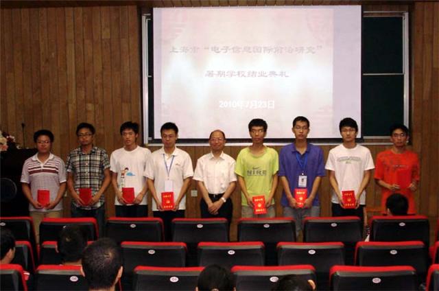 陳以一副校長為優秀學員頒發榮譽證書