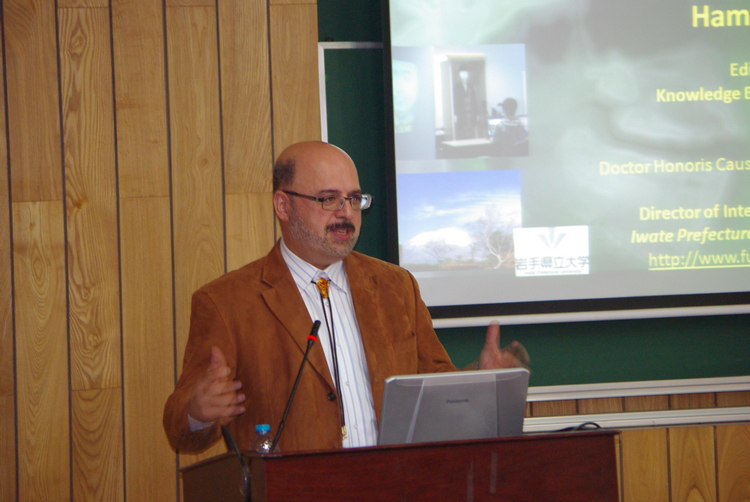 Hamido Fujita教授做大會特邀報告