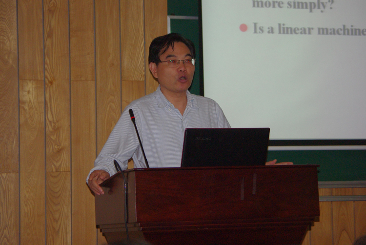 徐宗本院士做大會特邀報告