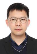 男人戴著眼鏡描述已自動生成