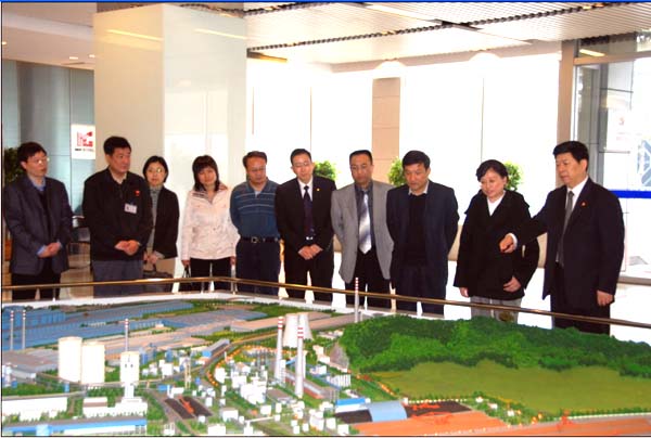 馬鋼董事長顧建國向吳啟迪一行介紹馬鋼情況