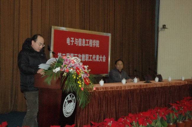 “許維勝代表向大會作提案介紹