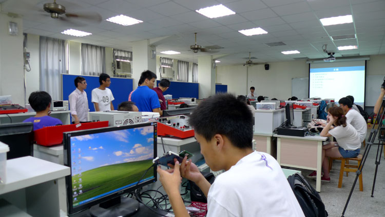 六合彩結果
學生在逢甲大學參加“手動實驗”