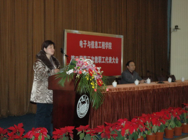 “孔繁虹代表向大會作提案介紹