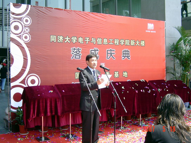 陳小龍副校長宣布大樓落成