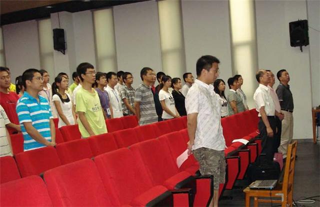 暑期學校結業典禮在奏唱國歌聲中開始
