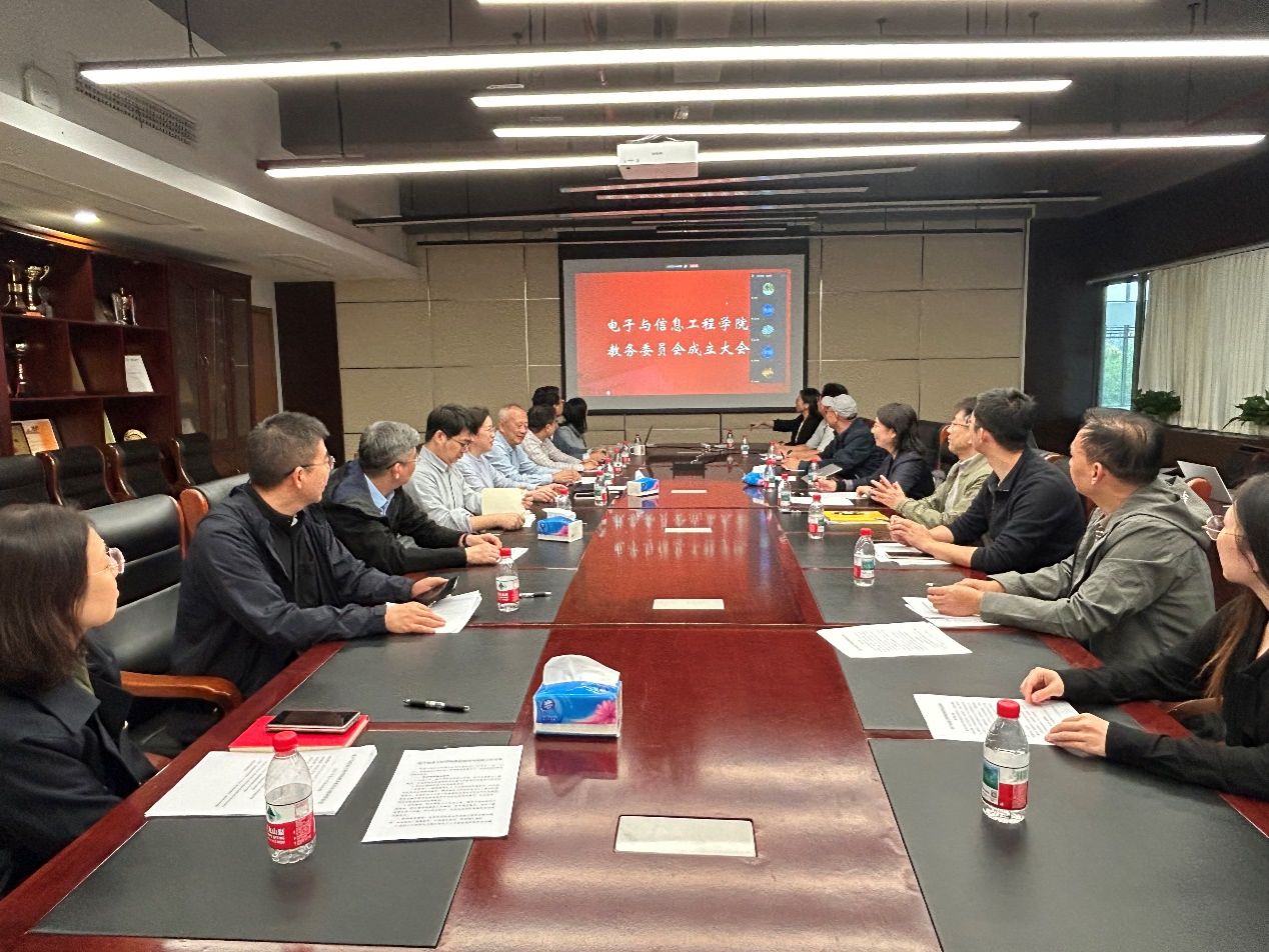 會議室里的人們 AI 生成的內容可能不正確。 會議室里的人們 AI 生成的內容可能不正確。