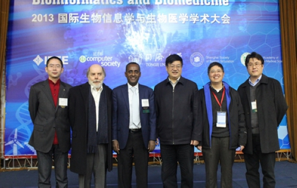 　　　大會組織委員會主席合影（左起李國正、Geoff McLachlan、Habtom Ressom、劉保延、Xiaohua Hu、Illhoi Yoo）