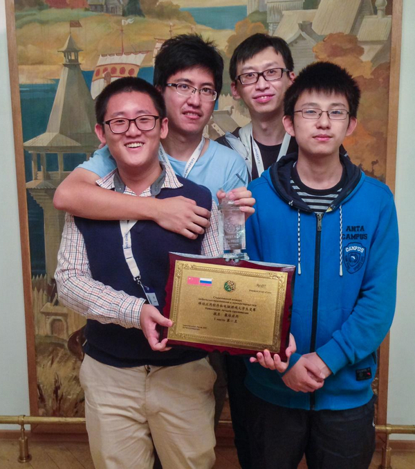 參賽隊員和老師合影