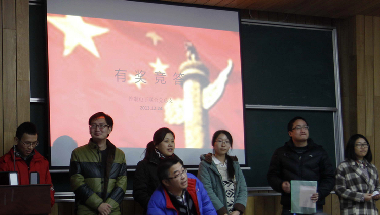 同學們上臺領獎