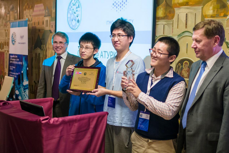 參賽隊員獲得最佳應用程序獎牌和冠軍獎杯