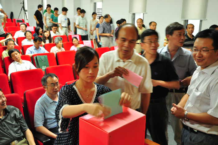 代表依次對“兩委”候選人投票