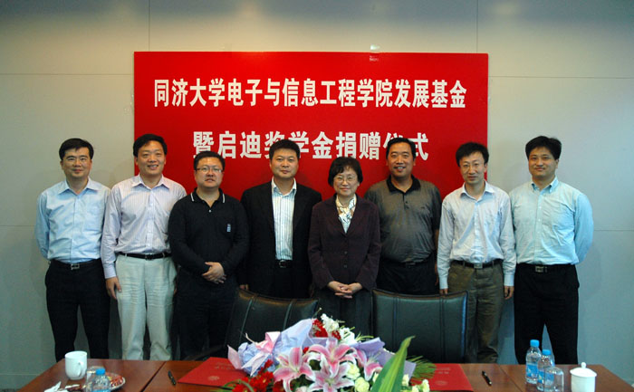 與會校友代表與吳校長合影